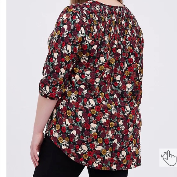 TORRID TUNIC BLOUSE - CRINKLE FLANNEL FLORAL SKULLS BLACK SIZE 2X NWT - Picture 3 of 6